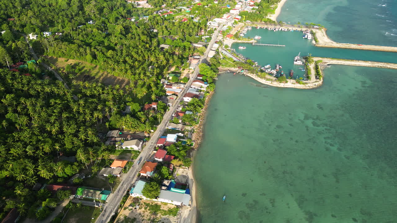 태국 코간 (koh phangan) 의 타이 반 피어 (tai ban pier) 와 보트 마리나 (boating marina)