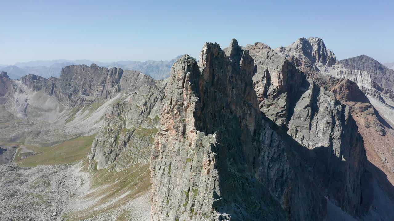 drone che vola sopra le montagne, movimento in aumento