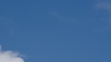 vista telefotográfica abstracta de una nube que se mueve en el cielo azul, lapso de tiempo con espacio de copia