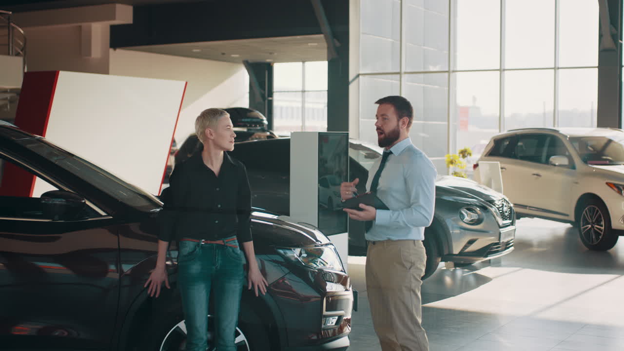 salón de exhibición de automóviles - consulta al cliente