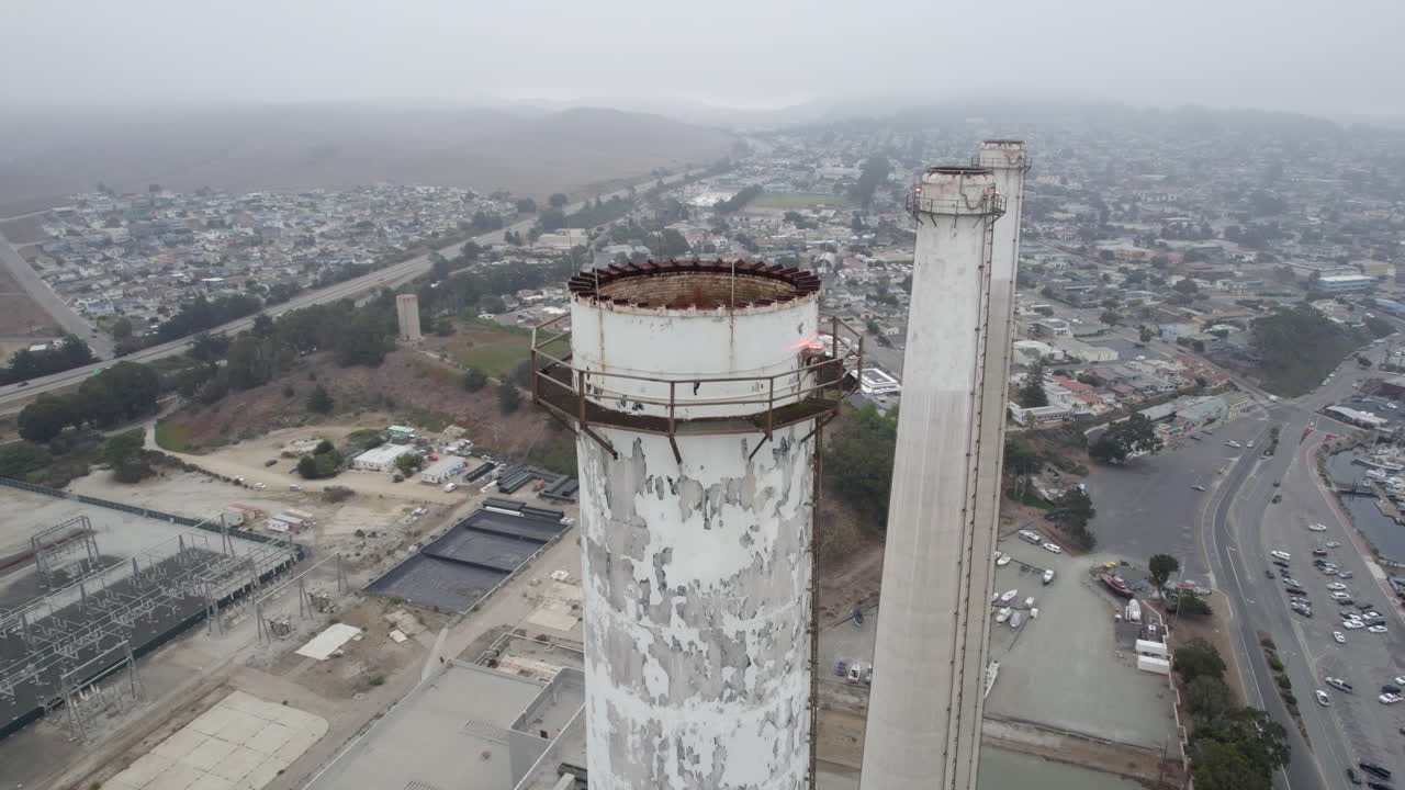 vista aérea de la chimenea de morro bay en california