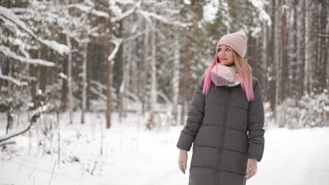 Mujer-Hermosa-Y-Feliz-Con-Estilo-Informal-Rodando-Con-Las-Manos-En-Alto-Mientras-Nieva-En-La-Bonita-Plaza-De-La-Ciudad-En-Invierno.-Exterior.-Retrato