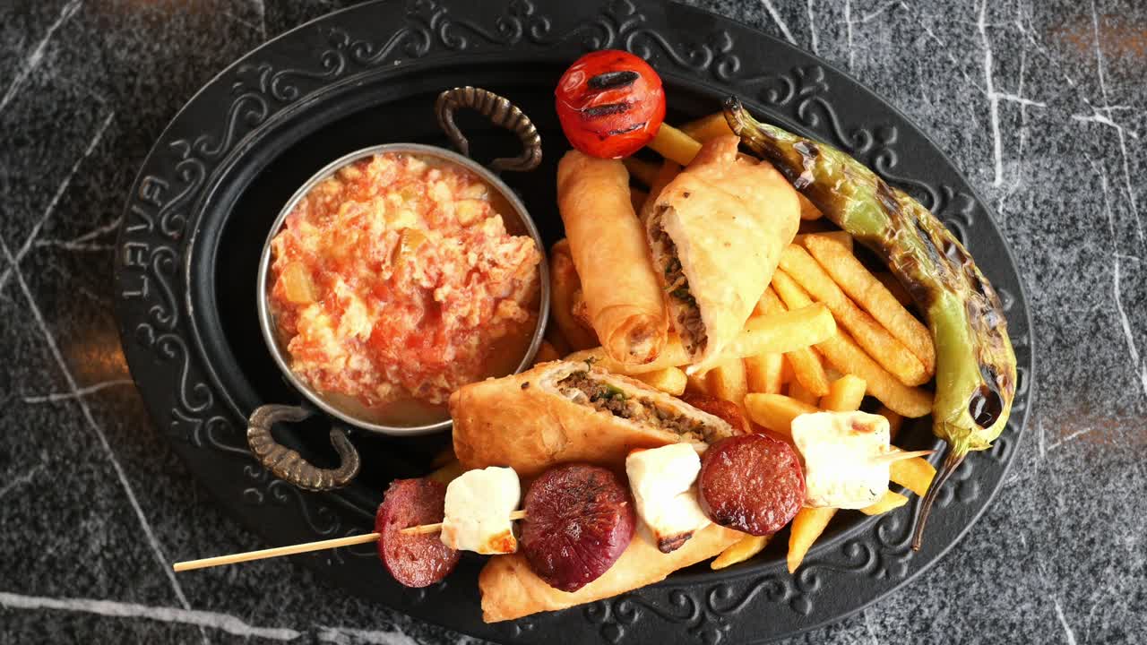 plato de comida turca con salchichas, queso, huevos y papas fritas