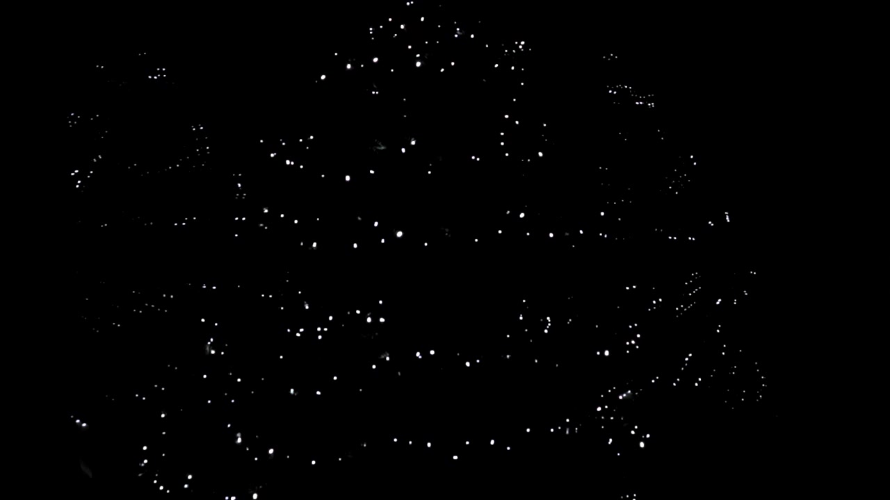 Albero di Natale con luci a stringa LED lampeggianti e cangianti riflesse nelle finestre sullo sfondo