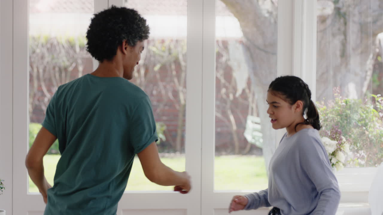 행복한 아버지가 십대 딸과 함께 춤을 추고 재미있게 놀이로운 춤을 즐기고 주말 축제를 즐기고 집에서 파자마를 입고