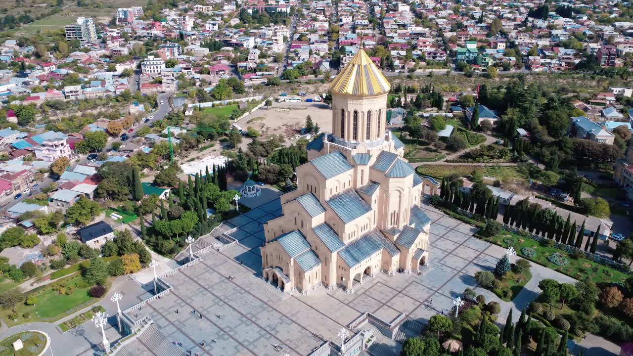 Güneşli bir günde Gürcistan'daki Tiflis Katedrali Sameba'nın panoramik görüntüsü