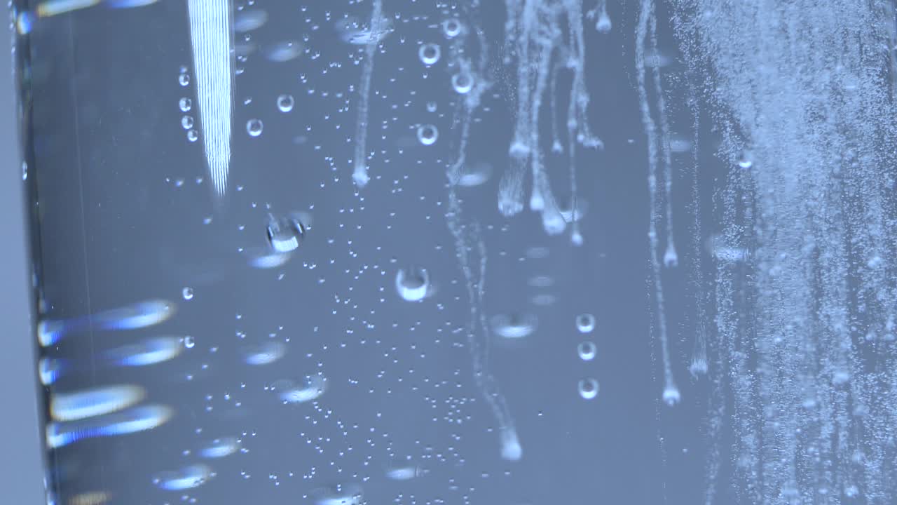 기포가 물 위에서 솟아오른다.