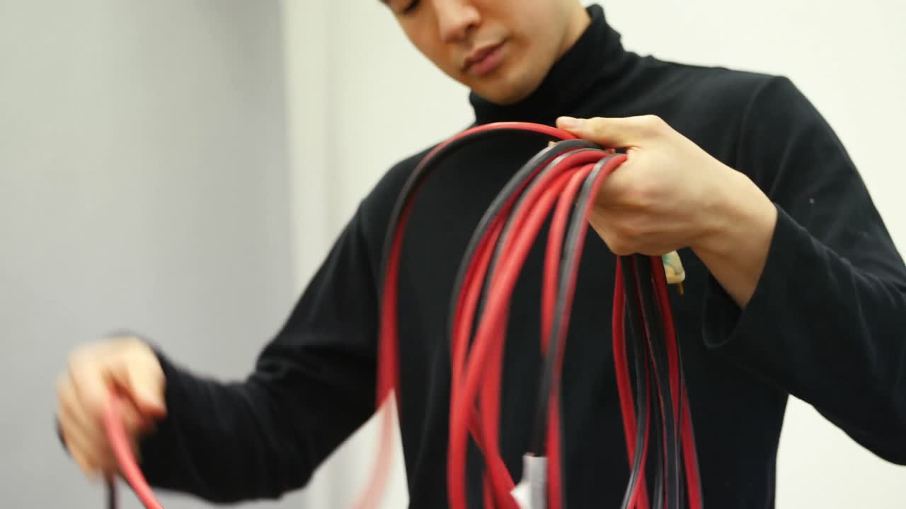 스튜디오에서 일하는 남성 사진작가