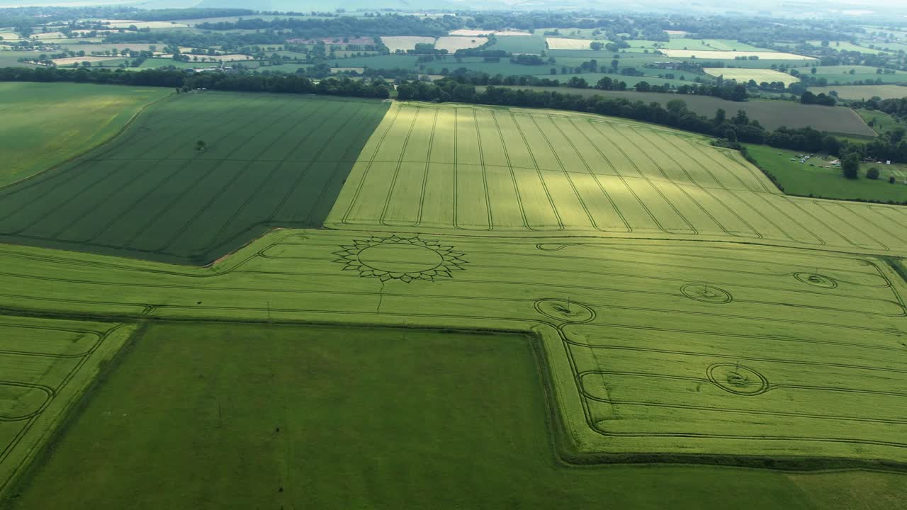 vista aérea panorámica de tierras de cultivo con círculo de flores de cultivos cerca de potterne en el condado de wiltshire, inglaterra