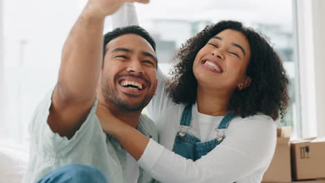 Bienes-Raíces,-Teléfono-Selfie-Y-Pareja-En-Un-Nuevo-Hogar