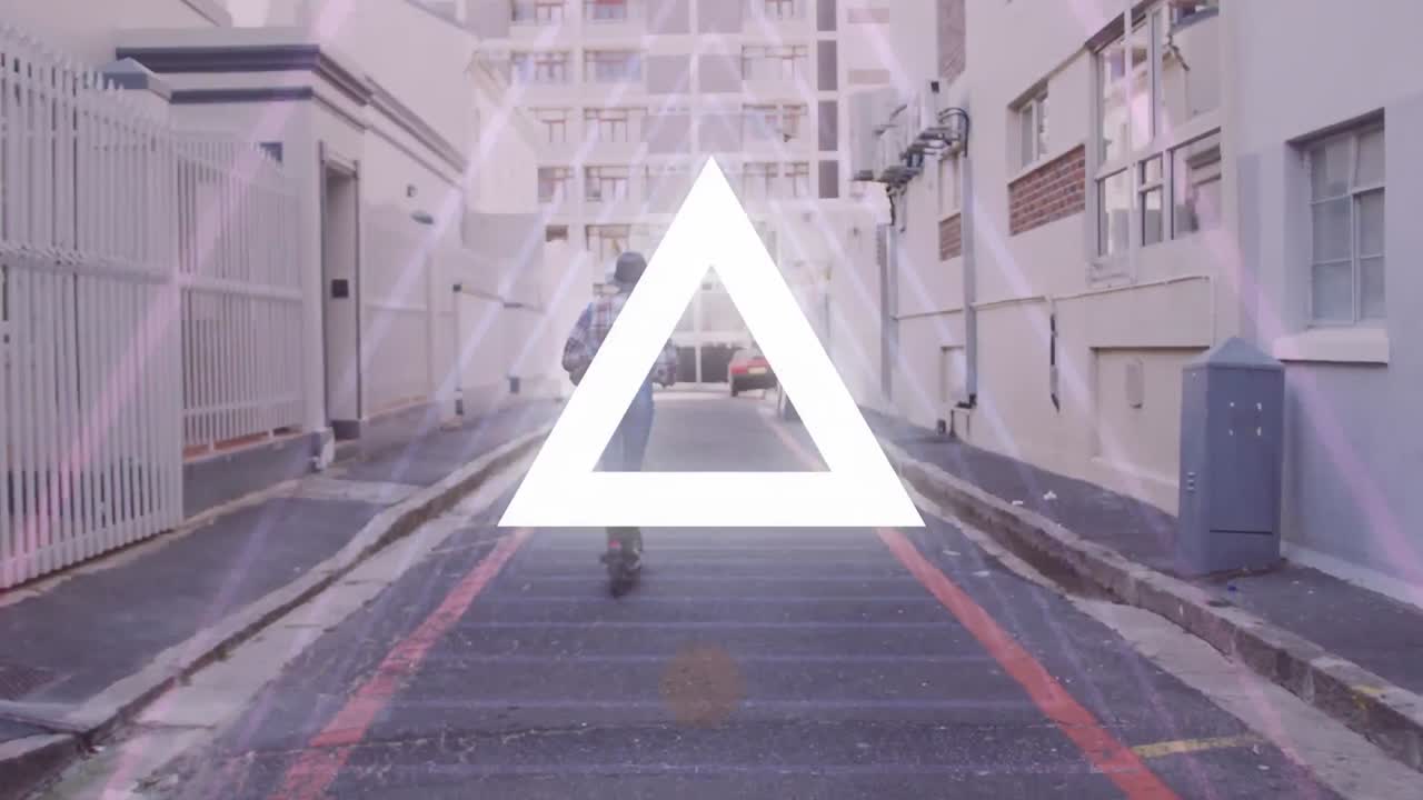 animación de traingles sobre mujer biracial usando scooter en la calle.