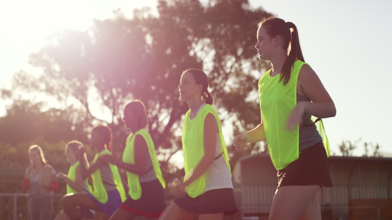 하키 선수 들 의 다양한 그룹 이 다리 를 따뜻 하게 하고 있다