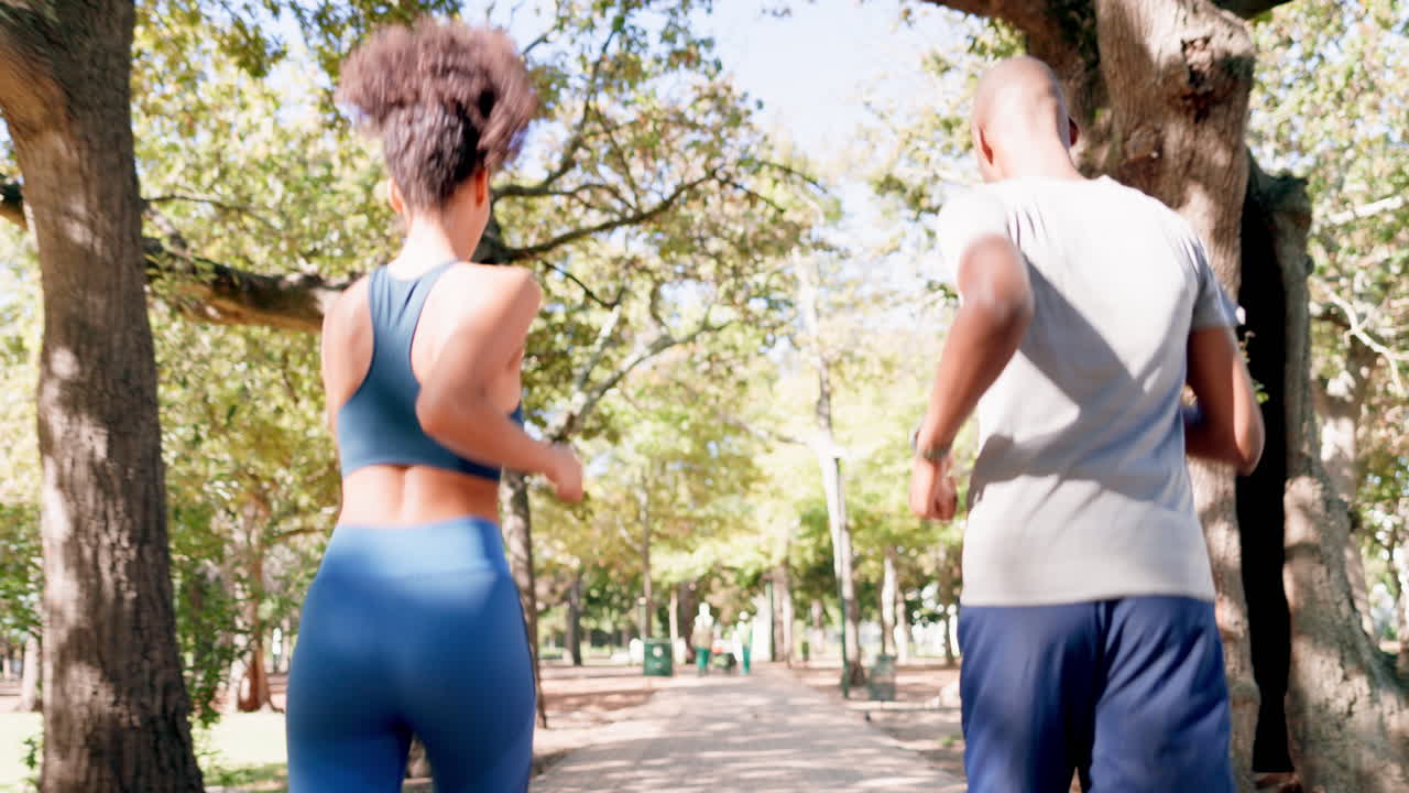fitness, correr y pareja negra en el parque