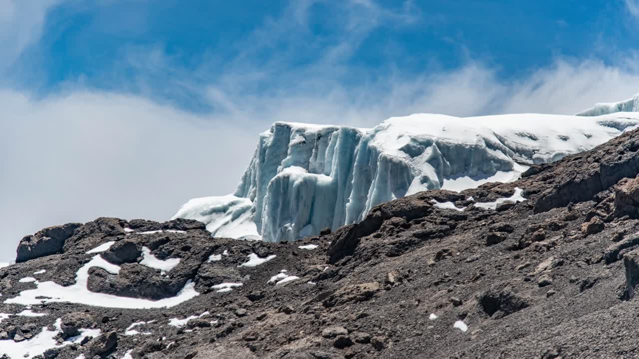 cinemagrafía de un gran glaciar de montaña