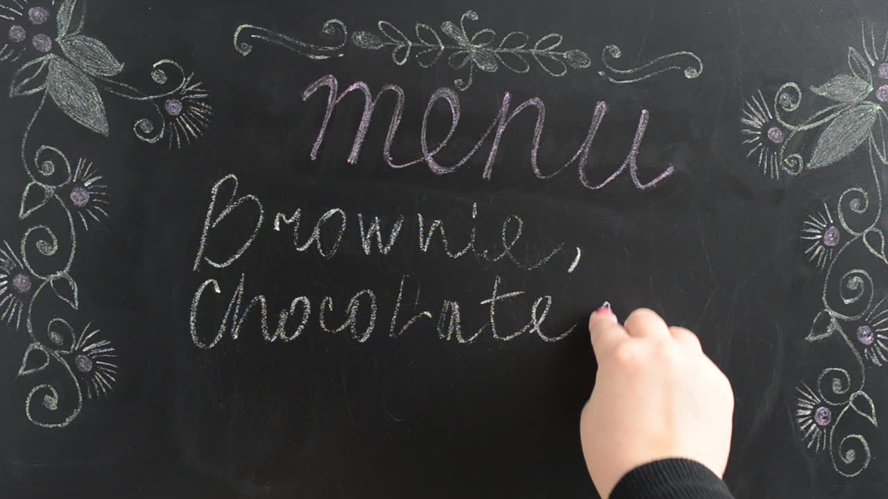 Menù di dessert al cioccolato. Scriviamo il menù su una lavagna