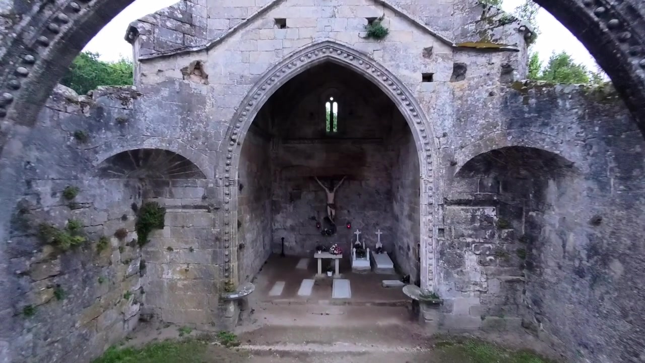 Volo di drone attraverso gli archi in pietra della chiesa in rovina di Santa Marina do Dozo in Galizia