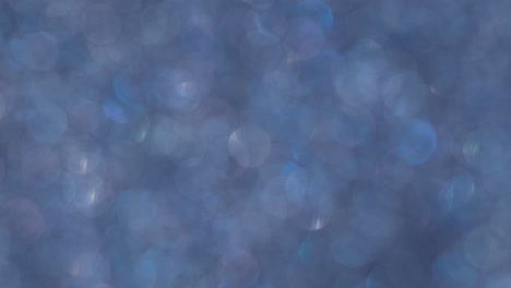 los colores de neón de moda son luces desfocalizadas brillantes festivas. bokeh azul, amarillo y púrpura 4k. imágenes de superposición abstracta con estilo perfecto. año nuevo de navidad parpadeando con un fondo colorido parpadeante.