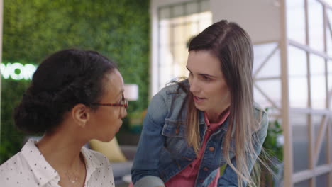 Joven-Mujer-De-Negocios-Haciendo-Una-Lluvia-De-Ideas-Usando-Notas-Adhesivas-Líder-Del-Equipo-Caucásico-Compartiendo-Ideas-Hablando-Con-Un-Colega-Discutiendo-El-Proyecto-Disfrutando-Del-Trabajo-En-Equipo-En-Un-Espacio-De-Trabajo-De-Oficina-Moderno-Y-Feliz