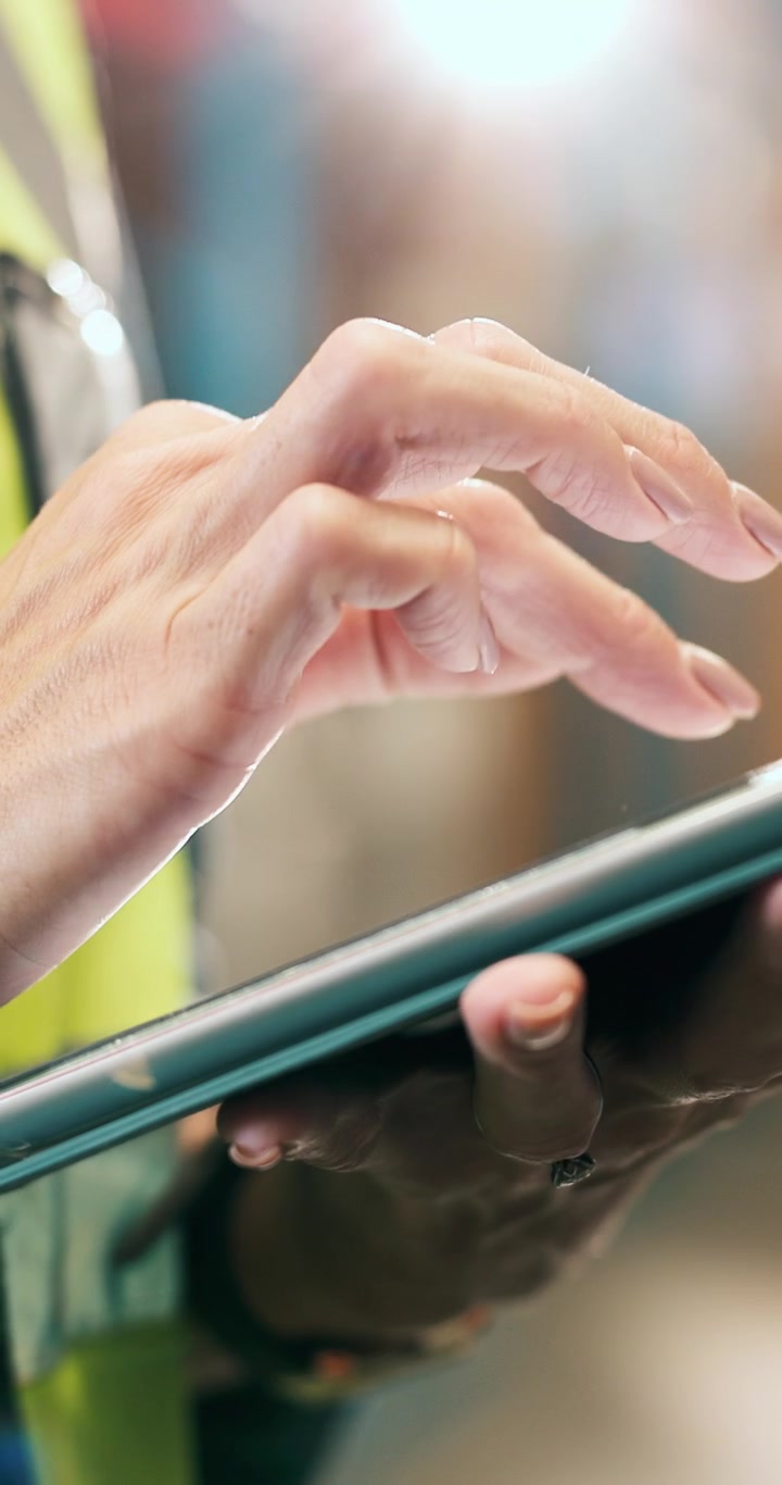 Lavoratore di magazzino che utilizza un tablet digitale per la gestione delle scorte