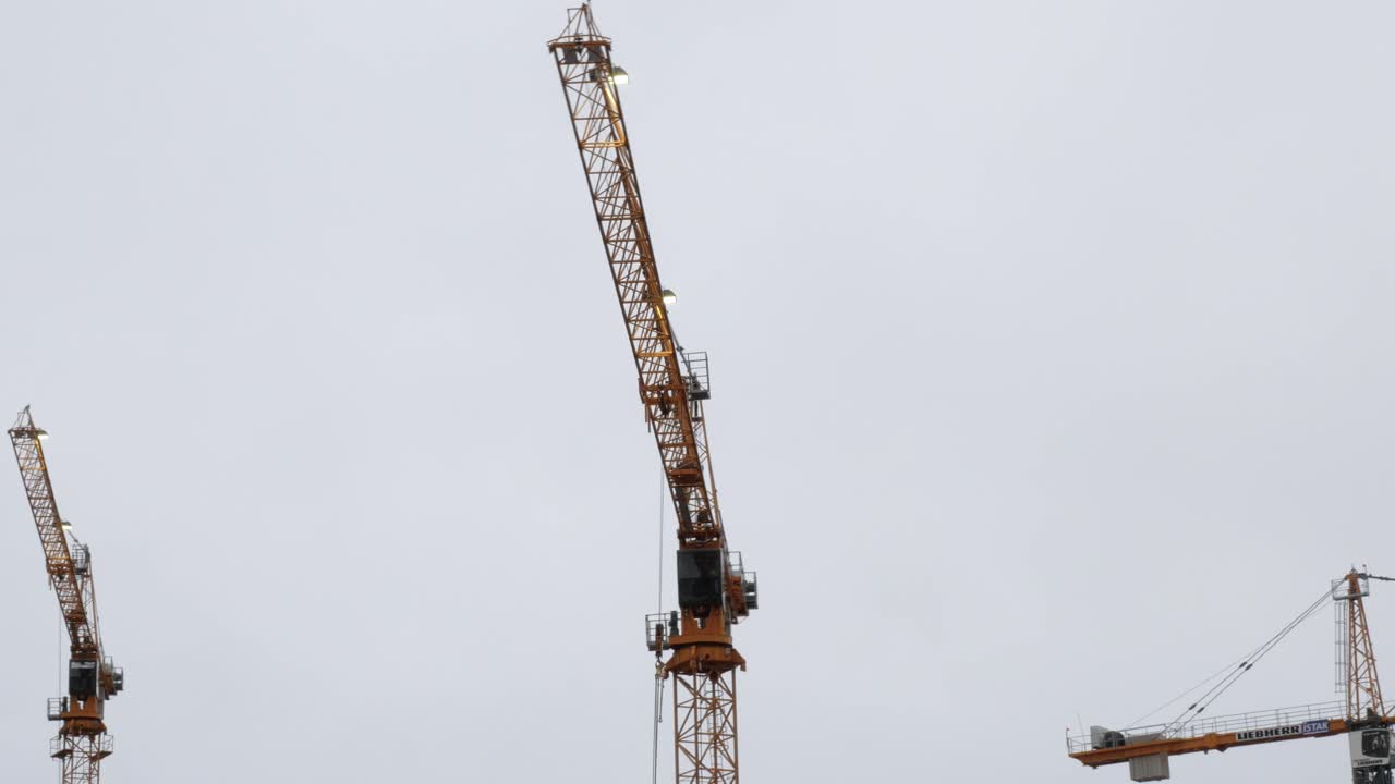 широкий снимок действующих кранов