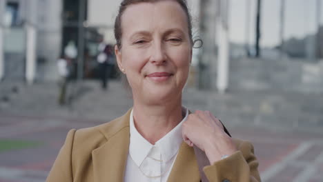 retrato mujer de negocios sénior confiada sonriendo feliz disfrutando del estilo de vida profesional urbano mujer caucásica exitosa en la ciudad