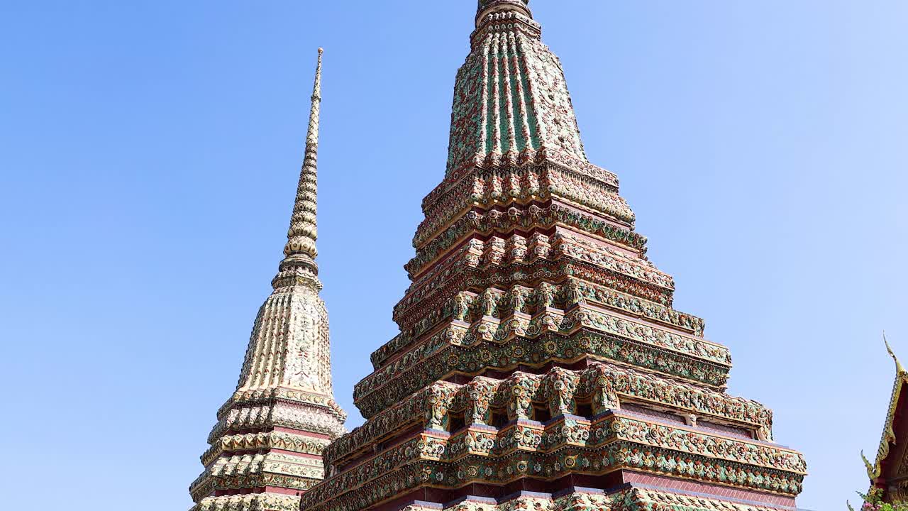 포 (wat pho) 의 대표적인 스투파 (stupa) 의 조용한 풍경