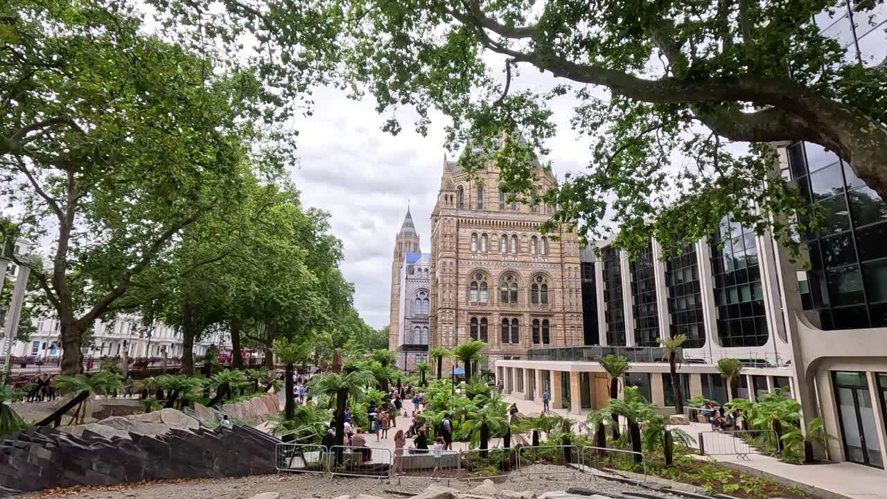 런던의 자연사 박물관 방문객들