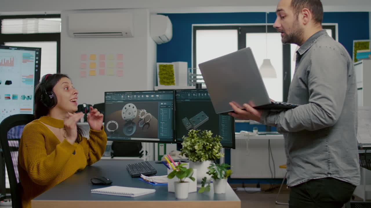 ingeniero sosteniendo una computadora portátil mostrando al gerente una imagen de engranajes 3d