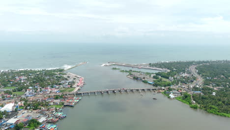 Neendakara-Brücke-Und-Fischereihafen-Kollam-Kerala,-Während-Des-Schleppnetzverbots-Drohnenansicht-Von-Der-Insel