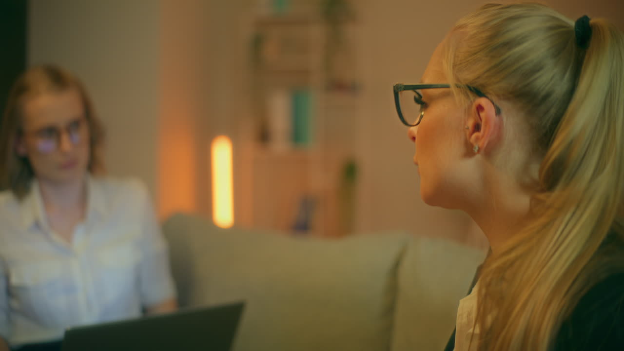 de una reunión de un entrenador de negocios con un cliente