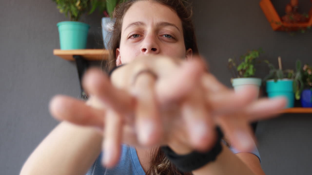 женщина полностью очищает свои руки жидким мылом, чтобы избежать вируса