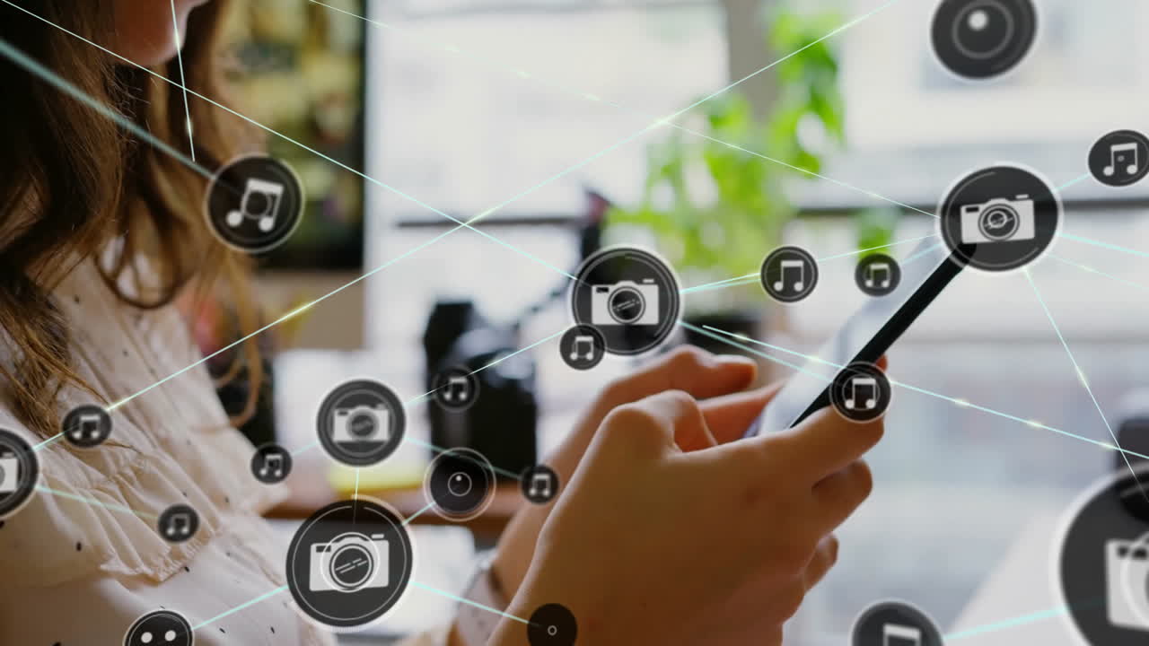 스마트폰을 사용하는 사람, 상호 연결된 애니메이션 미디어 아이콘으로 둘러싸인 사람