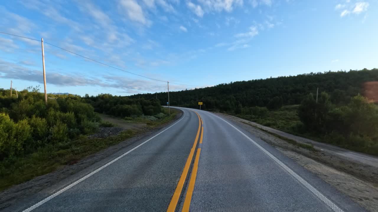 Punto di vista dal veicolo. Guidare un'auto su una strada in Norvegia