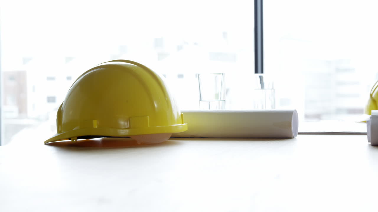 casco de arquitecto y proyecto