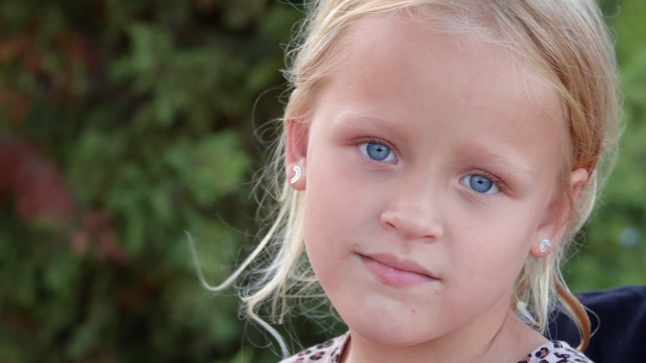 Ritratto all'aperto di una graziosa bambina con gli occhi azzurri