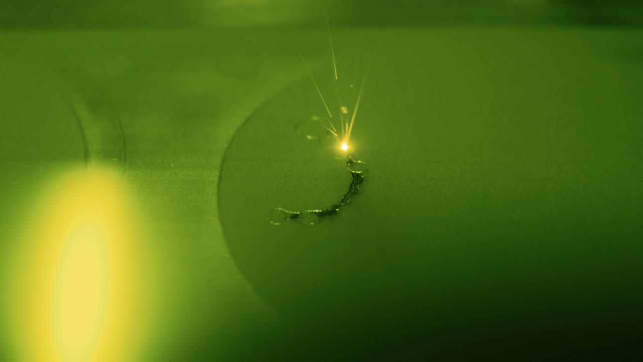 селективное лазерное плавление, аддитивное производство металла 3d принтер печать модели - крупный план, замедленная съемка