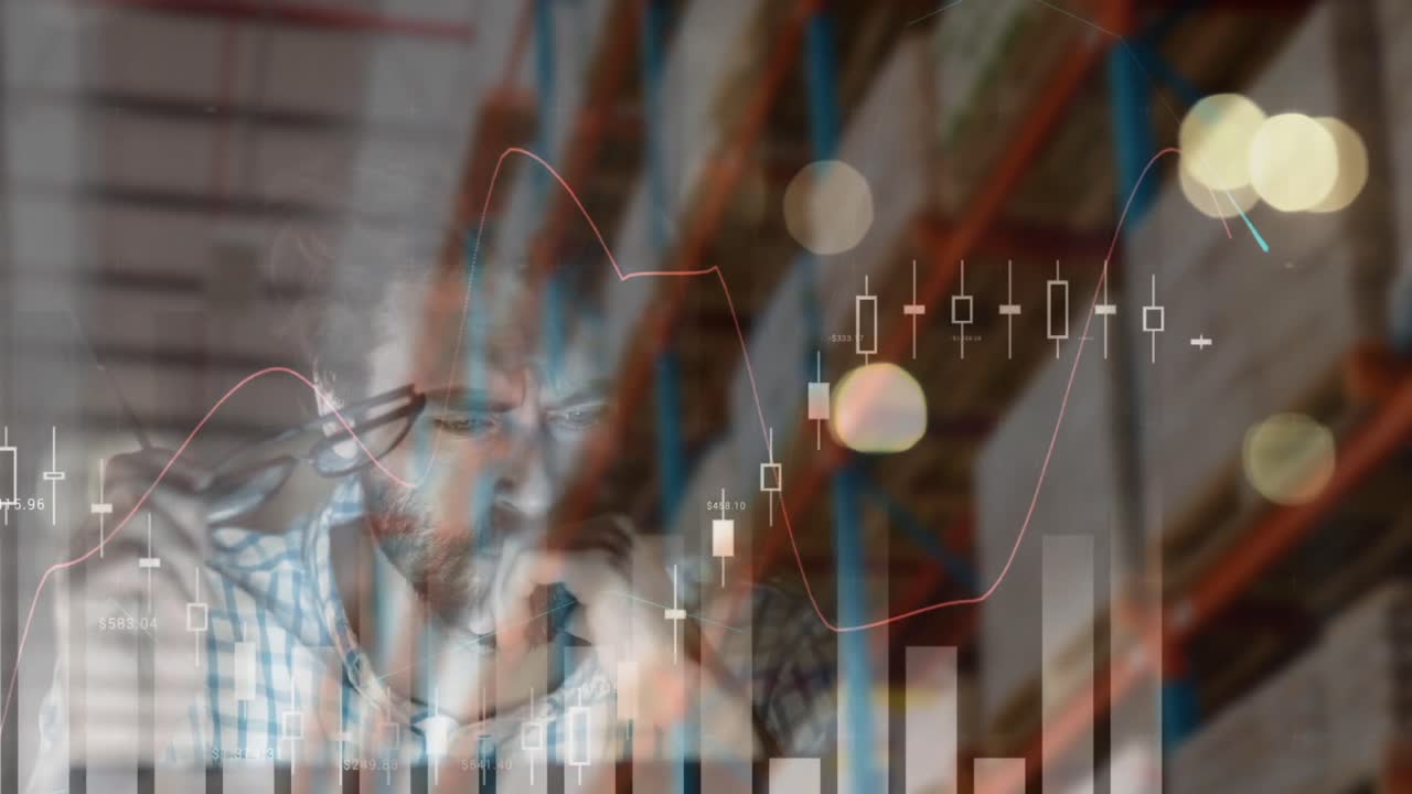 animación de procesamiento de datos financieros y hombre caucásico sobre almacén vacío