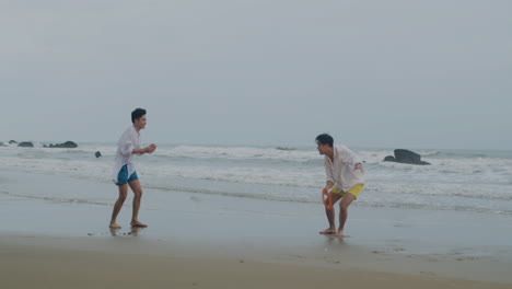 couple playing frisbee