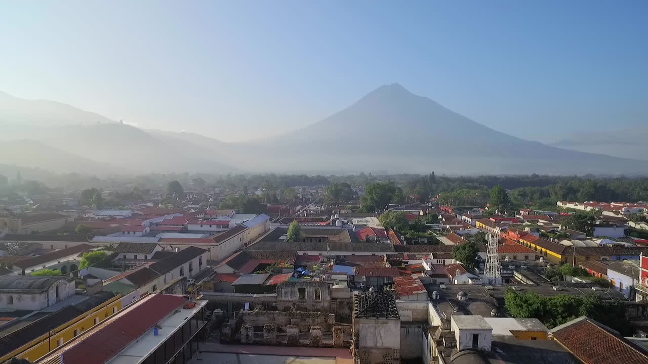 Smukt luftfoto over den koloniale centralamerikanske by Antigua Guatemala 7