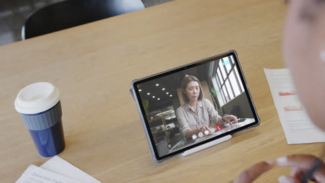 Mujer-De-Negocios-Caucásica-En-Videollamada-De-Tableta-Con-Una-Colega-Caucásica-En-La-Pantalla