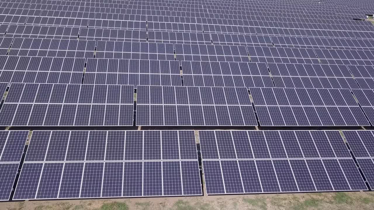 disparo de dolly aéreo: el patrón de la matriz de paneles solares genera energía limpia