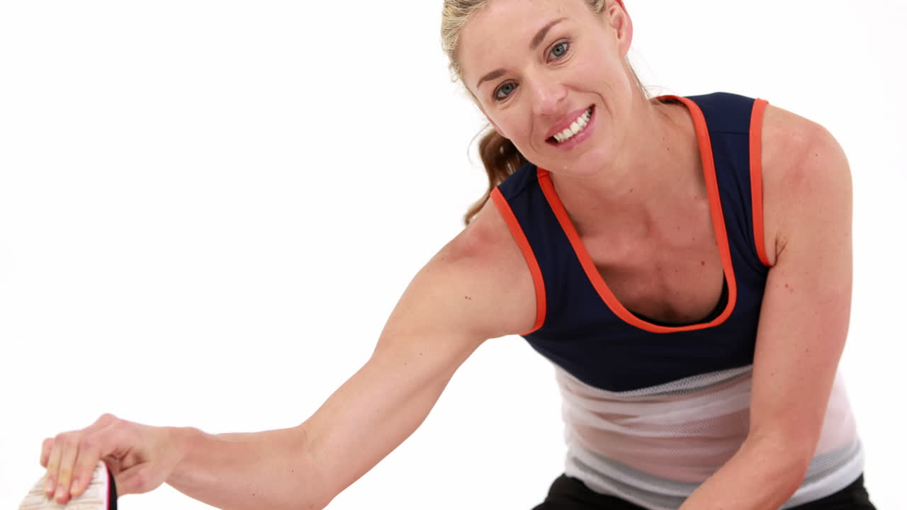 una mujer en forma sonriente estirándose
