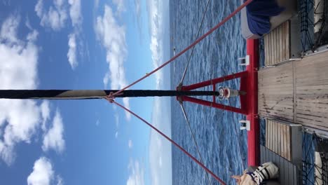 vertical de un crucero en velero por el océano atlántico en españa isla canaria durante un día soleado de verano destino de viaje de aventura