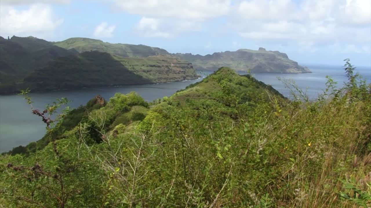 con vistas a la bahía de houmi y a la bahía de control, nuku hiva, islas marquesas, polinesia francesa