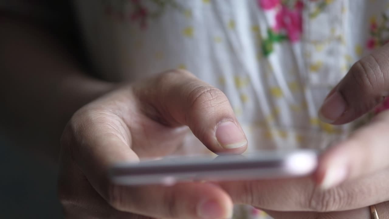 mujer usando un teléfono inteligente