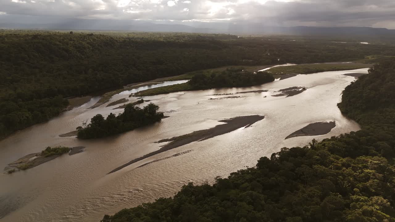 imágenes de drones del río pastaza en la amazonía ecuatoriana al anochecer
