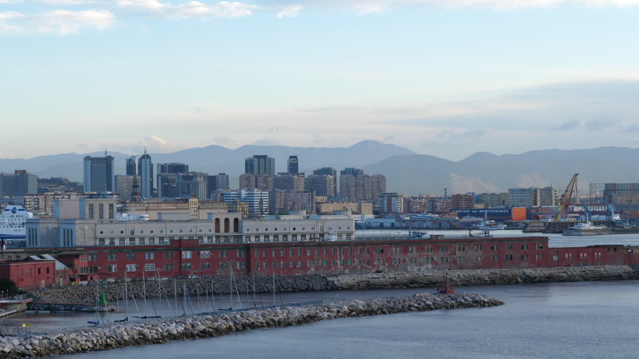 여전히 활동적인 마운트 베수비오 화산, 나폴리, 이탈리아 옆에 있는 도시 해안