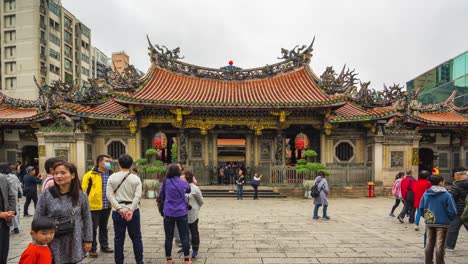 timelapse of longshan temple with crowd of tourist in taipei, taiwan time lapse 4k