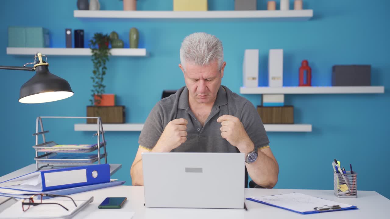 Mann im Homeoffice hochmotiviert.