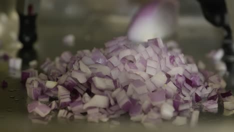 picar cebolla roja. producción en masa
